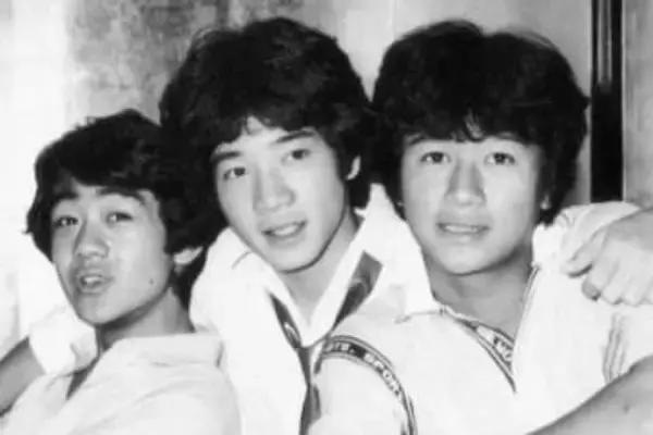 「たのきん揃う姿が見たい！」盟友と〝泥酔〟近藤真彦のバスローブ2ショットに反響「鼻血出そう」「涙が止まらない」