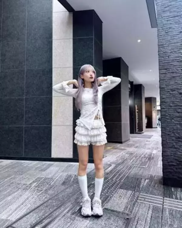 「ちょーくびれてる」現役アイドル、超ミニ丈で〝人生初〟浅草路上呑みショットに反響「いい腹筋」「声掛けられそう」