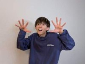 「覗き込まれ、足を掴まれ...」〝恐怖体験〟証拠写真撮った！松丸亮吾の投稿に「はやく引っ越しをしましょう！」「とっても怖いですね」の声