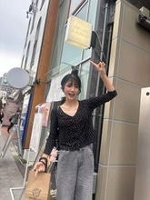 「う〜ギリギリ…」階段で超ミニ丈〝可愛すぎる新喜劇女優〟小寺真理に「危ない」「目のやり場に困るでしょ」