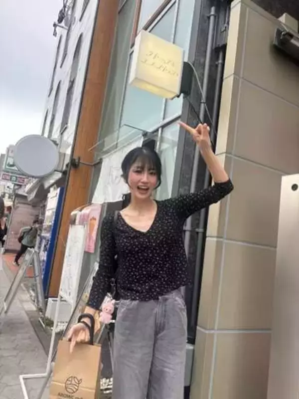 「う〜ギリギリ…」階段で超ミニ丈〝可愛すぎる新喜劇女優〟小寺真理に「危ない」「目のやり場に困るでしょ」