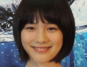 「一体どうなって…⁈」33歳・のん〝黒チューブトップ〟姿に衝撃「これはヤバいな」「もしかして…」「目が引かれてしまう」