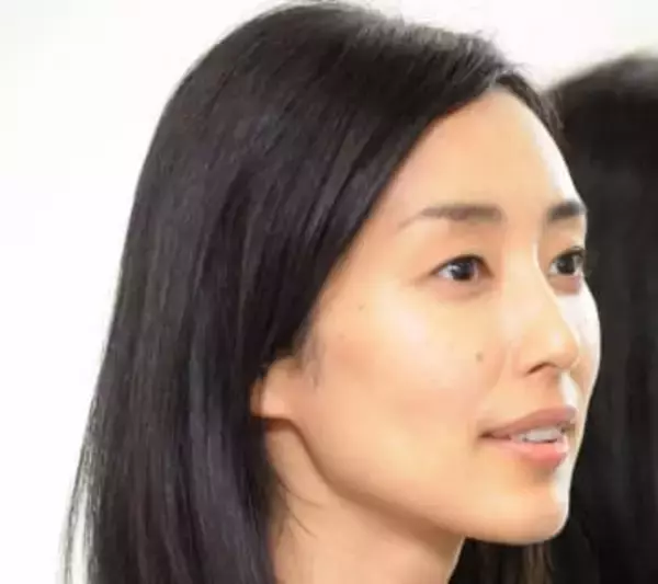 「自由の女神じゃん」〝妖艶〟光沢ドレス姿の木村多江に反響「観音様ですね!」「スタイルいい」