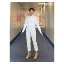 「まるで違った生き物」奇跡の54歳…望月理恵〝ミニスカすぎる〟純白ウェア姿に「現役女子大生みたい」