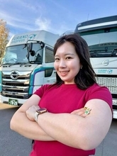 「牡蠣の赤ちゃんみたい」トラックめいめい、車内〝ソロキャンプ〟衝撃寝姿ショットに反響「何故か…爆笑」「事故物件かと思った！」