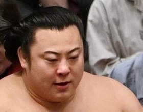 「テレビCMに使ってほしい」翔猿の〝カニカマドッキリ〟ショットに「決まってますね」「面白すぎる」の声