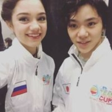 「まだ25歳⁈」五輪銀メダリスト〝別人〟ドレス姿で何度もキスを…〝プロポーズショット〟が話題！「ご主人素敵な男性でびっくり」「おめでとう！」祝福殺到