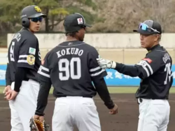 「こっちが面白いやろ」　ソフトバンクのジーター・ダウンズ、背番号「90」で練習参加　小久保監督のユニホームを異例の拝借