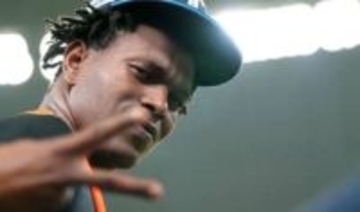 「日本産助っ人がまた…」お馴染み〝膝つき咆哮パフォ〟に米騒然、NPBでも活躍左腕ヤンに脚光「相変わらずの跳びっぷり」「背番号99アツい」