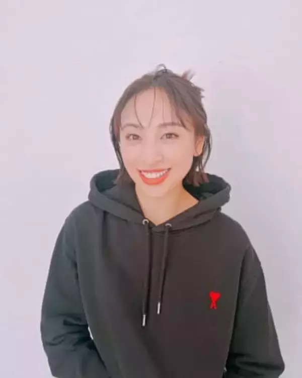 「思わず腹筋に目が…」元宝塚トップスター45歳音月桂〝見せつけスタイル〟に反響続々