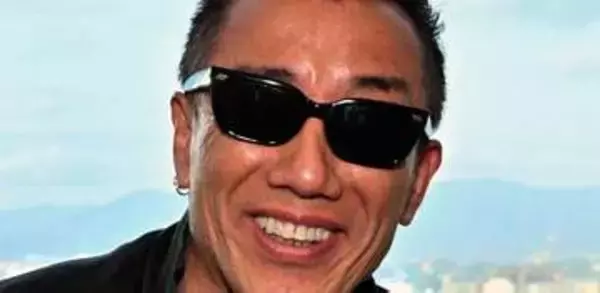 「腕の筋肉凄っ」長渕剛〝69歳のTシャツ＆短パン〟姿に「おー、兄貴！映えてますよ！」「本当に赤が似合う」