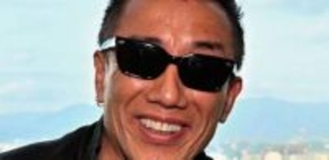 「腕の筋肉凄っ」長渕剛〝69歳のTシャツ＆短パン〟姿に「おー、兄貴！映えてますよ！」「本当に赤が似合う」