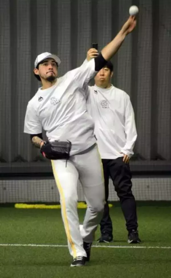 右腹斜筋違和感で離脱したソフトバンクのWBCメキシコ代表育成左腕がキャッチボール再開「状態はまだ…」