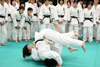 【金鷲旗高校柔道大会】「上達の楽しさと勝利つなげて」東京五輪メダリストコンビらが直接指導