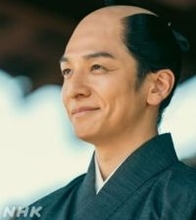 「本編とのギャップが」無数の能面の隣に〝能面〟生田斗真…ドラマオフショットが話題「センス抜群」「グッズ化して！」