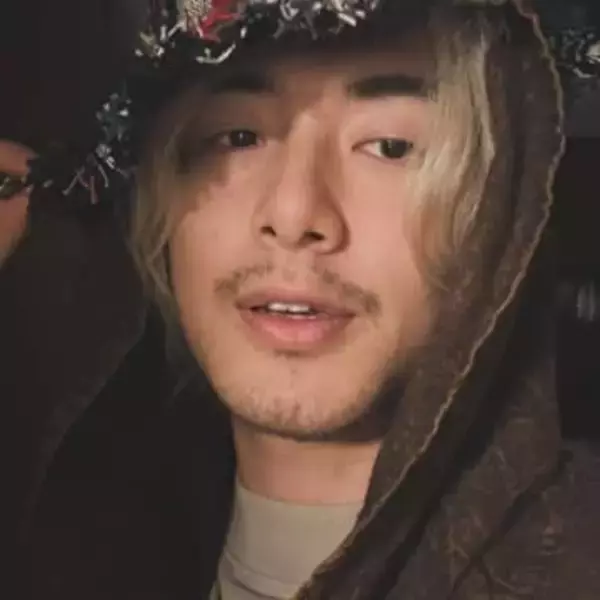 藤井風、家族でメガネ店→ダイソーはしご〝貴重！帰省ショット〟に反響続々「素敵な家族ですね。微笑ましいです」「柔らかくてキュートな笑顔でいいですね」の声