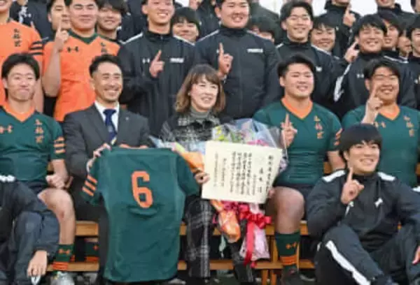 「証書をもらったよ。よかったね」　母が受け取った17年遅れの卒業証書　全国大会直前に事故死…東福岡高ラグビー部員の「卒業式」に同期ら駆け付ける