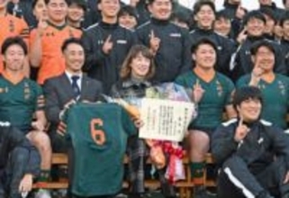 「証書をもらったよ。よかったね」　母が受け取った17年遅れの卒業証書　全国大会直前に事故死…東福岡高ラグビー部員の「卒業式」に同期ら駆け付ける