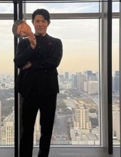 「匂わせてる!?」ワザと?失態?考察白熱ドラマで鈴木亮平＆戸田恵梨香2ショット〝背後〟にSNS騒然「背面に…」「そういうの主演がバラしていくのか笑」