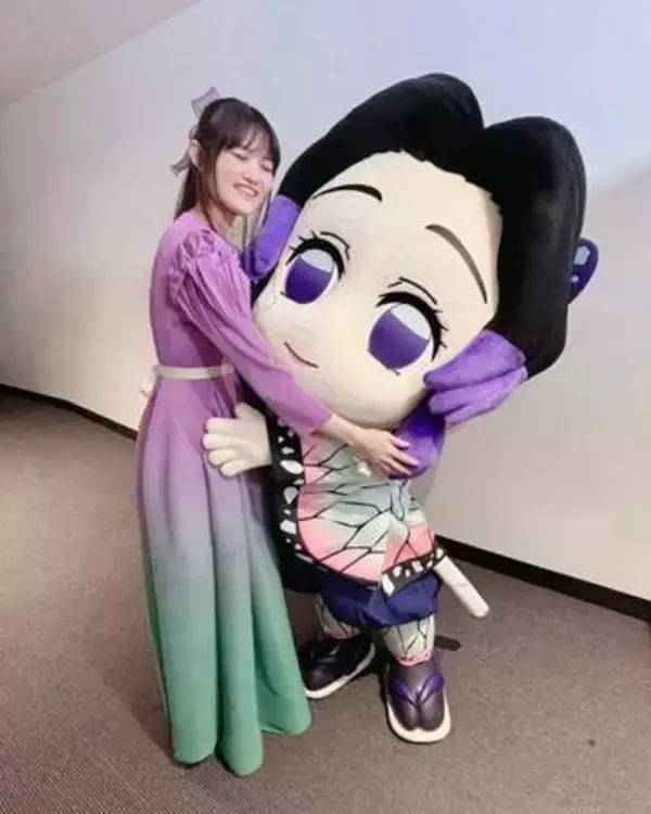 「スリット大好きです」鬼滅声優、早見沙織の〝透け〟ドレスショットが話題「しのぶイメージの紫が似合ってる」「首元やお袖のあたりのお花が藤の花みたい」