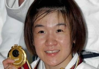 「初めて観た」YAWARAちゃん、50歳・谷亮子〝スロースイング〟ショットの近影に反響「ご主人にスイングを教わりましょう」「いいね！野球！」