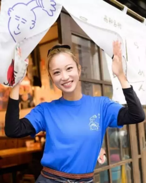 「店に行って生の姿を見たい」30歳ラーメン店主〝ギリギリミニスカ〟姿公開に反響「もっと見たくなる！」「日本一似合いまぁす」