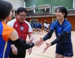 「SVのチーム同士だからこそ」「バレーで繫がれる」元日本代表の新鍋理沙さんや井上愛里沙さんがコートで再会　次世代育成目的のU15大会