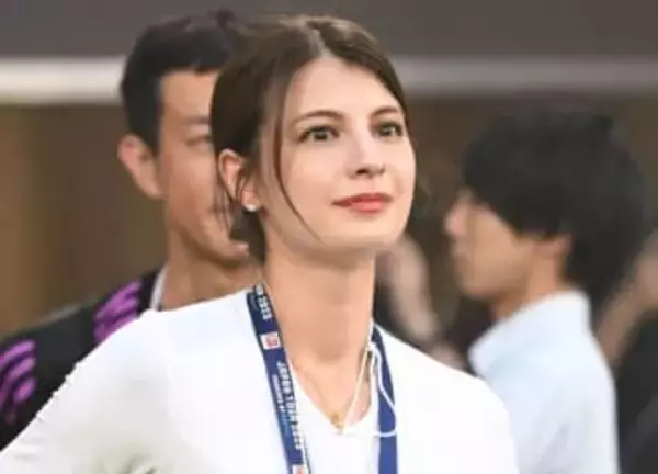 「刺激強すぎます」〝肩だし＆ミニ〟膝立ちショットのマギーに反響「圧倒的ですね」「マギーしかおらん！」