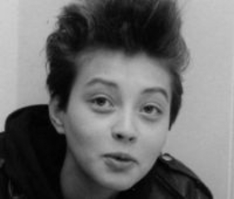 母は38歳で急逝の伝説ロック歌手...24歳モデル娘・刈込るちあの近影に「表情がママに似すぎてて感動」「愛をください～」の声