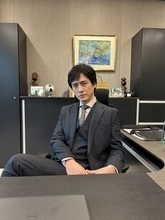 「こんな!?」「座ってたら分からん」〝びっくり身長差〟中村俊介、人気女優と超接近2ショット「おっきいの?ちっちゃいの?」「ムチウチにはツラい」