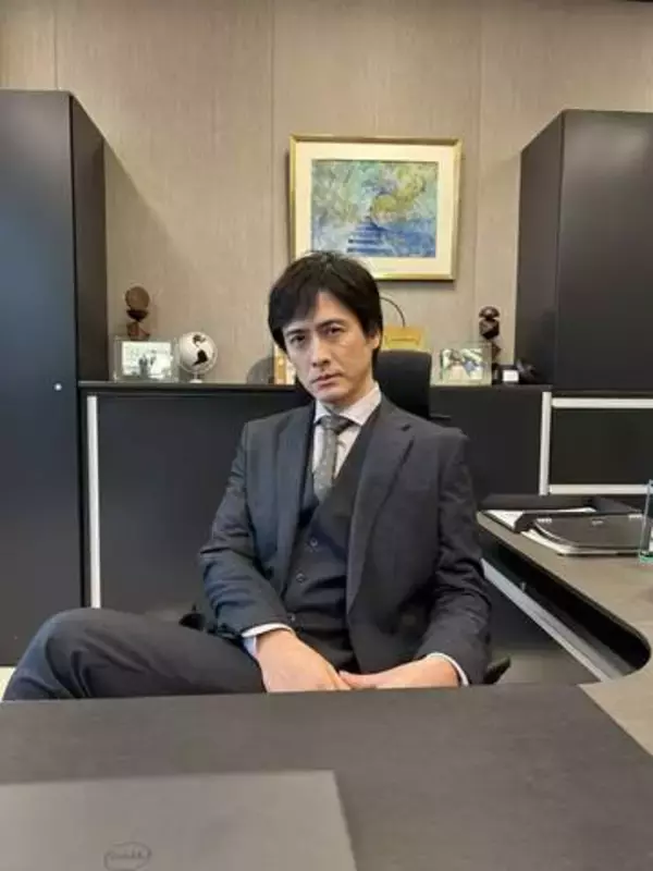 「こんな!?」「座ってたら分からん」〝びっくり身長差〟中村俊介、人気女優と超接近2ショット「おっきいの?ちっちゃいの?」「ムチウチにはツラい」