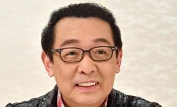 「両手に花ですね」さだまさし、元アイドル姉妹歌手と3ショットでご満悦「姉妹に囲まれて満面の笑み」「みんな若いっ」