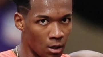 スーツで馬並みの爆走…年男の村竹ラシッド〝仰天ショット〟に「馬の走り方を参考にしてるのかな」「ガチ勢として推せる」「スーツでも速そう」の声