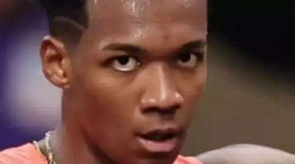 スーツで馬並みの爆走…年男の村竹ラシッド〝仰天ショット〟に「馬の走り方を参考にしてるのかな」「ガチ勢として推せる」「スーツでも速そう」の声