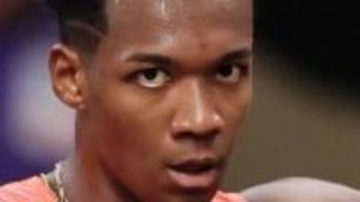 スーツで馬並みの爆走…年男の村竹ラシッド〝仰天ショット〟に「馬の走り方を参考にしてるのかな」「ガチ勢として推せる」「スーツでも速そう」の声