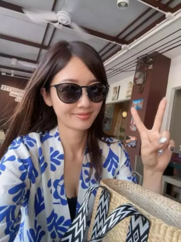 ボンネットに立ちキリン4頭につつかれ…元ハロプロ三好絵梨香〝衝撃ショット〟に反響続々「ジャングルの女王!」「怖くなかった？」