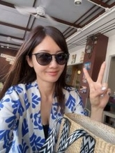 ボンネットに立ちキリン4頭につつかれ…元ハロプロ三好絵梨香〝衝撃ショット〟に反響続々「ジャングルの女王!」「怖くなかった？」