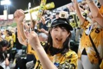 「すごいなタイガース愛」中江有里が〝勝男ピース〟、平田2軍監督との2ショットに反響「笑顔とサインがイイですね」