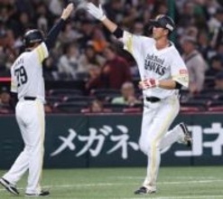 「あれだけ背が高くて恵まれた体を生かしていけない」　ソフトバンク秋広優人に師匠の山川穂高が伝えた〝金言〟