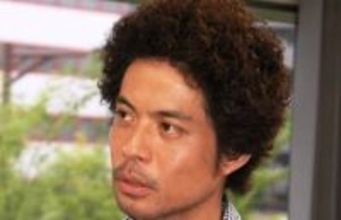 「え！え？」「今年一番ビックリ」35年ぶり紅白決定の63歳、思わずニンマリ!?〝隠し撮り〟奇抜ヘアが話題「ニンマリが怖格好いい」「目が離せない」