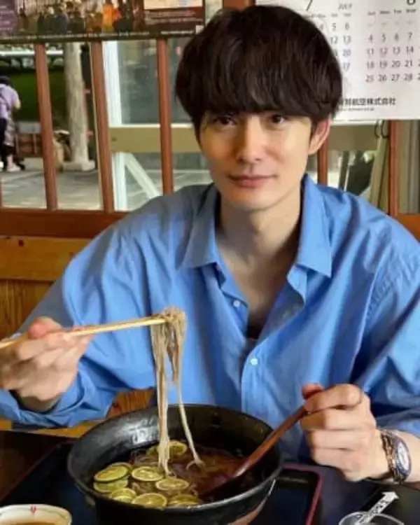 「パパになった岡田くん」第1子誕生発表の岡田将生〝公園で大はしゃぎ〟姿が話題「岡田家大好き」「すんごい笑顔」「ママもパパも活動！」