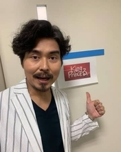 父は世界的指揮者、妻は実力派アナ…〝赤パン〟愛用の小澤征悦、息子役俳優との2Sに「素敵親子」「仲良し」