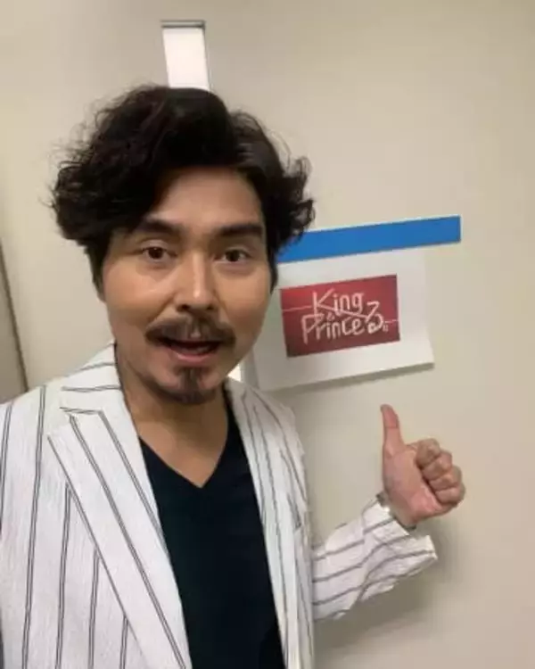 父は世界的指揮者、妻は実力派アナ…〝赤パン〟愛用の小澤征悦、息子役俳優との2Sに「素敵親子」「仲良し」