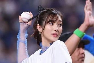 結婚3年目、足立梨花〝完全オフ〟自宅ショットに「幸せそう」「ものすごいお家のオフショット」背後の映り込みにも興味津々