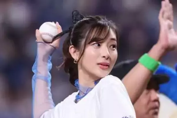 結婚3年目、足立梨花〝完全オフ〟自宅ショットに「幸せそう」「ものすごいお家のオフショット」背後の映り込みにも興味津々