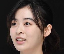 「え、スカートどうなってる?」森七菜〝太ももチラリ〟に「こんなデザイン…」「これはチラリズム」「最高じゃん」と反響続々