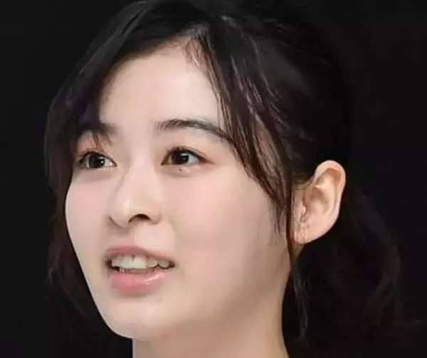 「え、スカートどうなってる?」森七菜〝太ももチラリ〟に「こんなデザイン…」「これはチラリズム」「最高じゃん」と反響続々