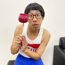 「全然ひょっこりしてない」「この路線で行くのか」ひょっこりはん〝イメージ激変〟ドラマ出演決定の最新ショットに反響続々「印象が…」「眉毛…」