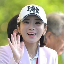 神スイング連発でミニスカふんわり…元賞金女王のイ・ボミ、最新ショットに「何回見ても憧れ」「勉強になります」の声