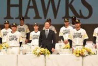 ソフトバンク、異例のドラ1不在の新入団会見　支配下、育成計12選手が小久保監督とガッチリ握手　2位稲川竜汰「勝てる投手になる」